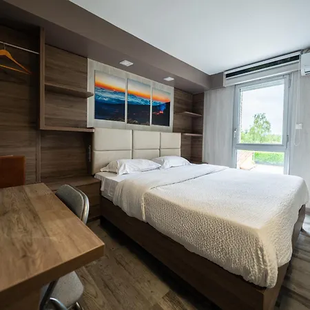 La Rocade Отель 2*