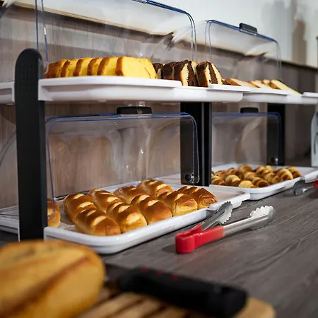 Отель La Rocade 2*